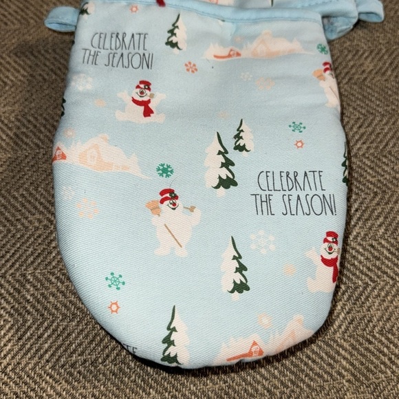 NWT Rae Dunn Warner Bro. Frosty The Snowman Christmas Holiday Set of Oven Mitts - Picture 5 of 7